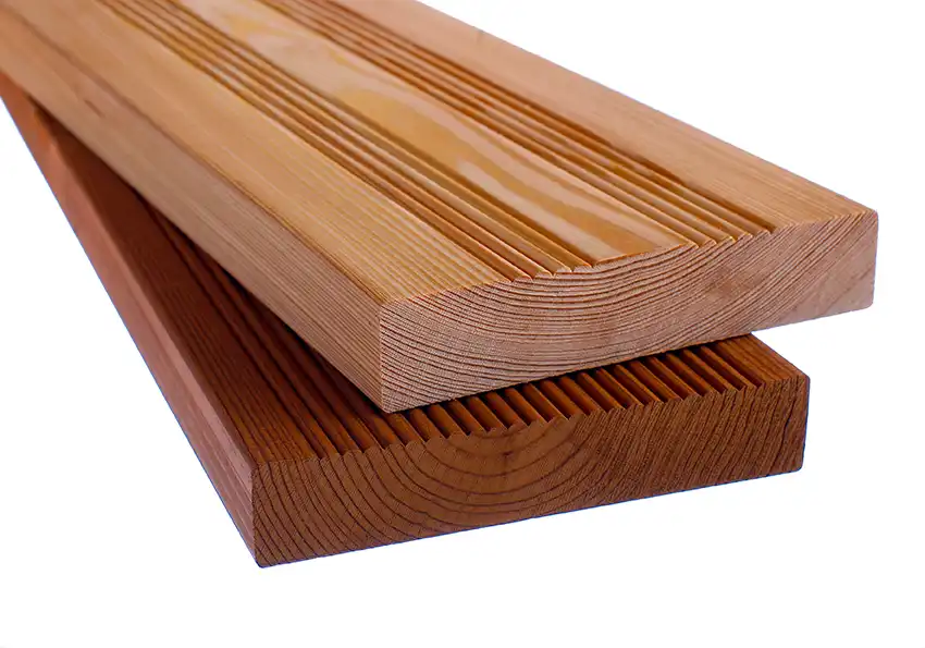 Terrassendielen mit Riffelprofil in Nahaufnahme gestapelt