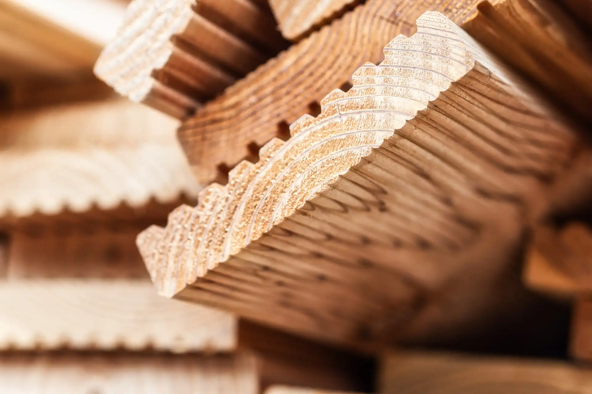 Nahaufnahme von geriffelten Terrassendielen aus Holz