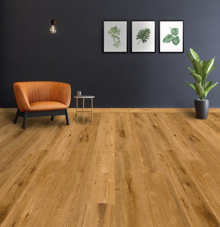 großer freier Raum mit dunkler Wand und braunem Sessel 