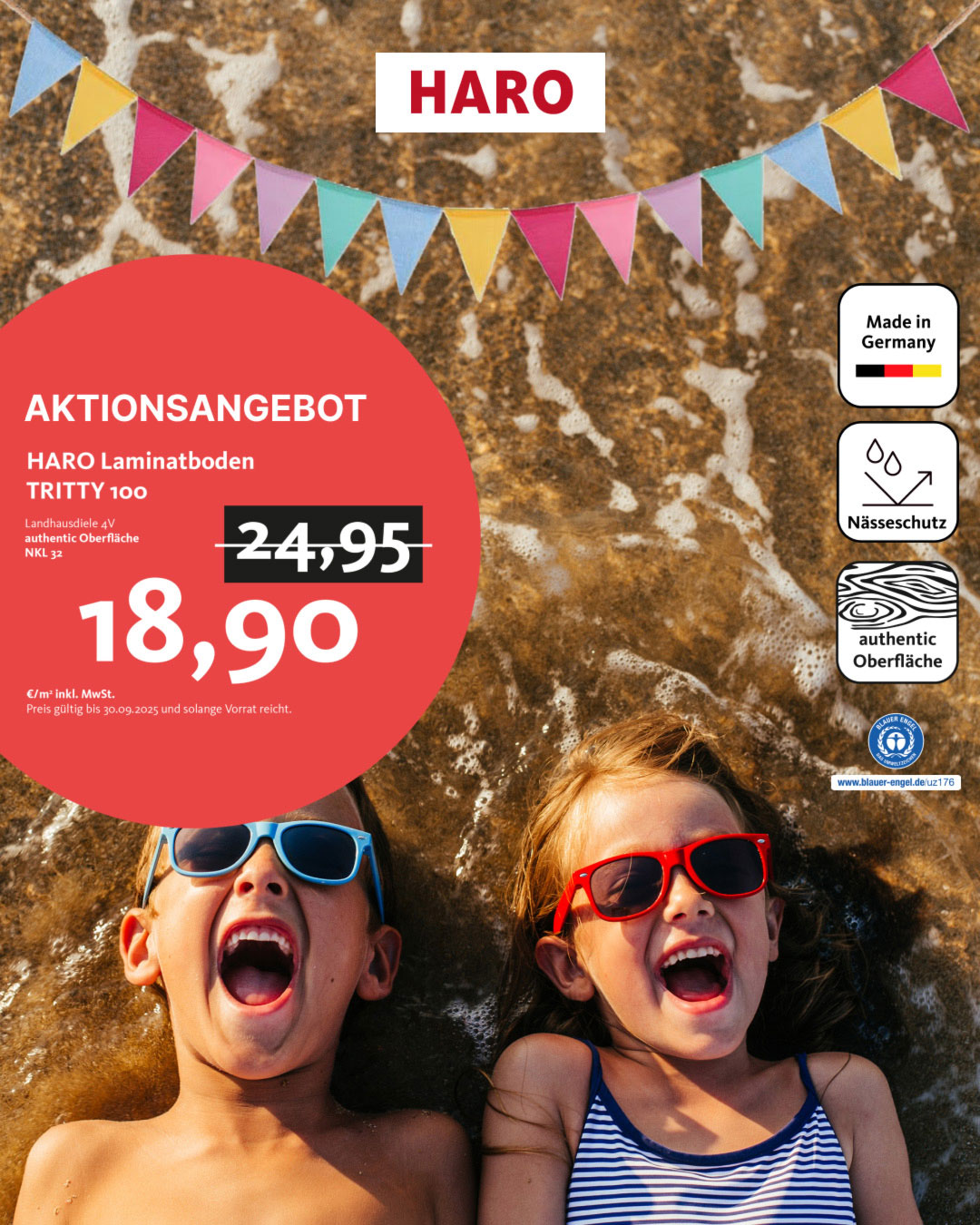 Titelbild Kinder liegen am Strand im Wasser